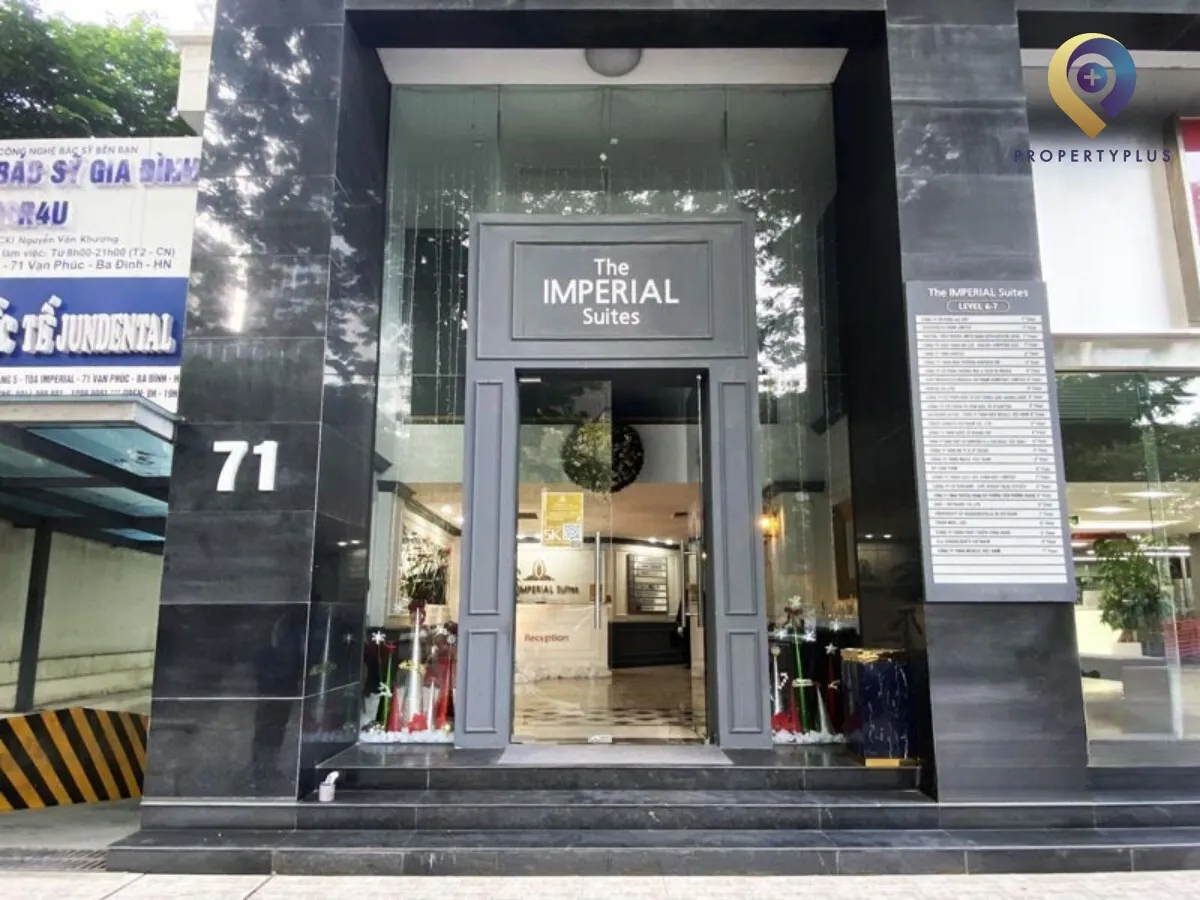Lối vào chính của tòa nhà Imperial Suites.